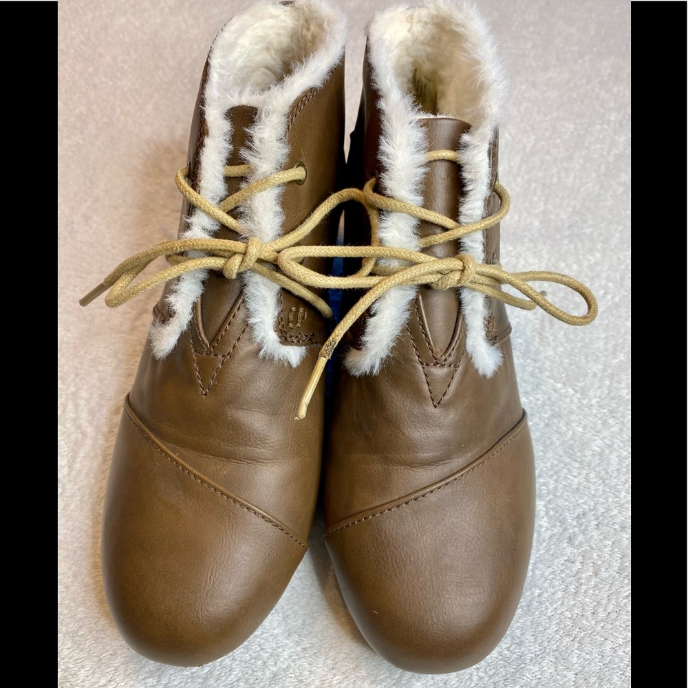Toms booties brown with fur girls Youth Size 4